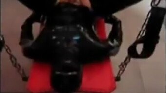 Eine Herrin Und Ihr In Latex Gekleideter Strapon-Sklave Machen Eine Webcam-Session